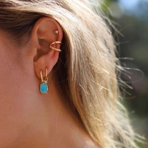 CLOSING SALE! 1 Gold Double Layered Twist Ear Cuff - Picture 3 of 4